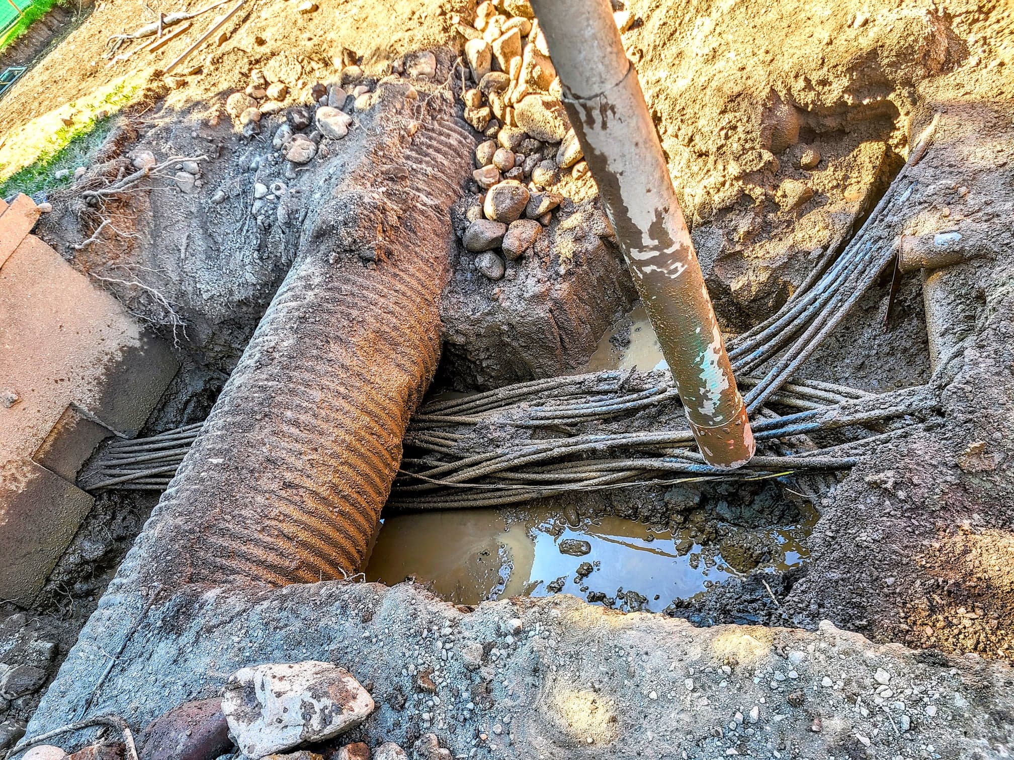 289030364_428408182476542_4146870098919654809_n Potholing. Potholing for utility installation.