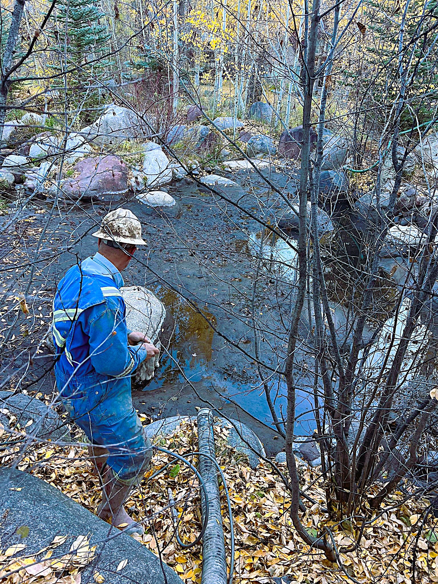 387455402_878625377023864_3515659501954754709_n Removing filter material at fresh water treatment facility