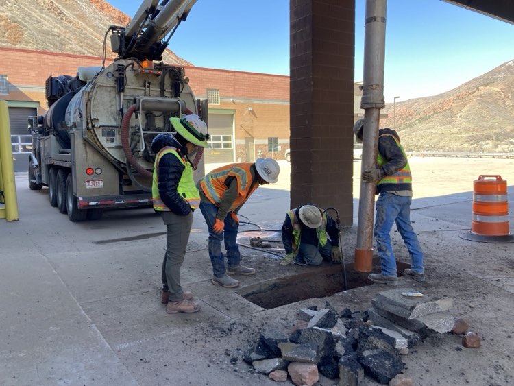 432341961_1580792756021699_2427689423460223362_n Potholing. Potholing in tight locations